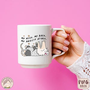 Puede incluir: Taza de cer&aacute;mica blanca con un opossum de dibujos animados con el texto "MY NECK. MY BACK. MY ANXIETY ATTACK."
