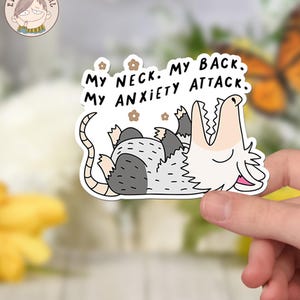 Puede incluir: Una pegatina con un opossum de dibujos animados con el texto "My neck. My back. My anxiety attack."