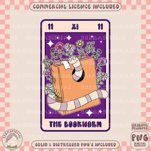 Puede incluir: Una carta de tarot morada con un gusano de libro dentro de un libro. El libro es naranja con un marcap&aacute;ginas blanco. El gusano de libro es blanco con rayas negras. La carta tiene el n&uacute;mero 11 y el numeral romano XI. La carta tambi&eacute;n dice "The Bookworm".