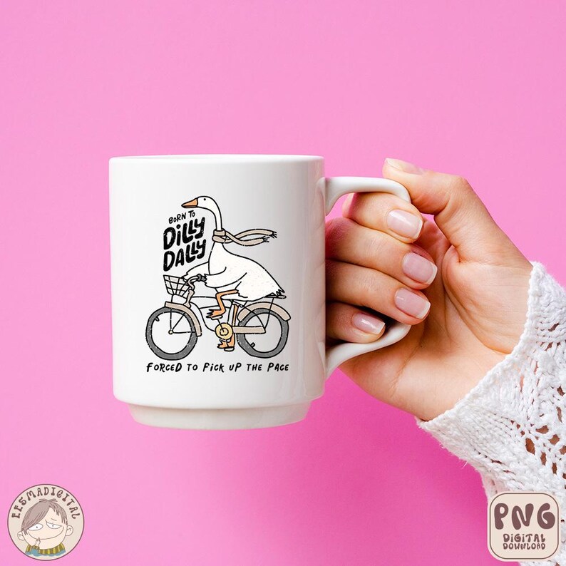 Pu&ograve; includere: Una tazza in ceramica bianca con un'oca di cartone animato che guida una bicicletta. L'oca indossa una sciarpa e il testo "Born to Dilly Dally" &egrave; sopra l'oca. Il testo "Forced to Pick Up the Pace" &egrave; sotto l'oca.
