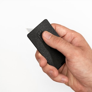 Minimalistisches Kreditkartenmesser "CreditCutter" für das Portemonnaie | TurboTac Design