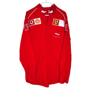 Könnte beinhalten: Rustikales Holzschild mit dem weißen Schriftzug "Welcome to our home". Das Schild hat eine Used-Optik und ein schlichtes, einladendes Design für die Haustür.