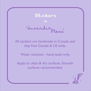 Peut inclure: Un carr&eacute; violet aux coins arrondis contient du texte qui dit "Stickers by +bavendar Floss+". Le texte continue avec "Tous les autocollants sont faits &agrave; la main au Canada et exp&eacute;di&eacute;s gratuitement au Canada et aux &Eacute;tats-Unis. R&eacute;sistant &agrave; l'eau - lavage &agrave; la main uniquement. Appliquer sur des surfaces propres et s&egrave;ches. Surfaces lisses recommand&eacute;es."