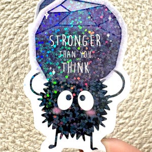 Ruß Sprite Aufkleber, Studio Ghibli inspiriert Vinyl Aufkleber, Chihiros Reise ins Zauberland, wasserfest glänzend, Holo Aufkleber, Stronger danke denken