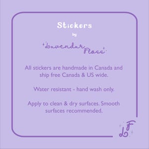 Peut inclure: Un carr&eacute; violet aux coins arrondis contient du texte qui dit "Stickers by +bavendar Floss+". Le texte continue avec "Tous les autocollants sont faits &agrave; la main au Canada et exp&eacute;di&eacute;s gratuitement au Canada et aux &Eacute;tats-Unis. R&eacute;sistant &agrave; l'eau - lavage &agrave; la main uniquement. Appliquer sur des surfaces propres et s&egrave;ches. Surfaces lisses recommand&eacute;es."