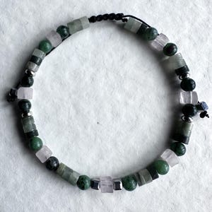 Peut inclure: Un ensemble de trois tasses en céramique avec une finition mate et mouchetée. Les tasses sont dans des tons crème, gris clair et gris foncé. Chaque tasse a un design simple et minimaliste et une anse arrondie.