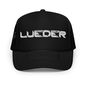 Könnte beinhalten: Schwarze Trucker-Kappe mit einem weißen gestickten Logo, das "LUEDER" sagt.