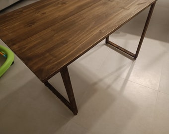 escritorio de madera de nogal oscuro