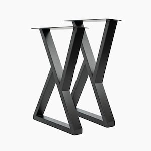 Könnte beinhalten: Zwei schwarze Tischbeine aus Metall in X-Form. Die Beine haben eine matte Oberfläche und sind zur Unterstützung einer Tischplatte konzipiert. Die Beine sind aus Stahl gefertigt und für einen modernen oder industriellen Stil geeignet.
