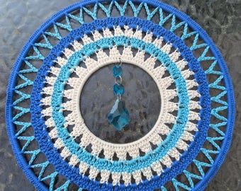 Instructies voor een gehaakte raamhanger met een diameter van 25 cm.