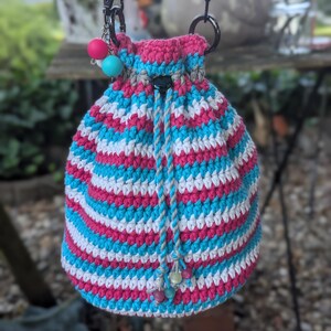 Handhegäkelter Boho-Beutel mit Tunnelzug. 25x25 cm. Ideal als Geschenk, ob für dich oder andere.