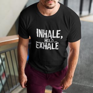 Einatmen Halten Ausatmen T-shirt - Ausatmen Yoga Shirt, Inhalieren Sie ruhig T-Shirt, Halten Sie atmen Shirt, Ausatmen Stress T-Shirt, Yoga inspiriert Shirt, Meditation T-Shirt