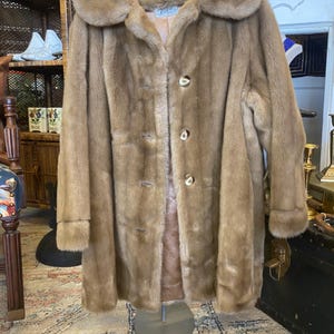 以下が含まれることがあります： クリーム、ライトグレー、ダークグレーの3色の、まだら模様のマット仕上げのセラミックマグのセット。各マグはシンプルでミニマリストなデザインで、コーヒーや紅茶に最適です。