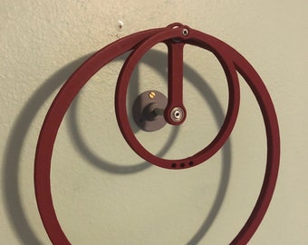 Arte cinético de péndulo de doble anillo montado en la pared