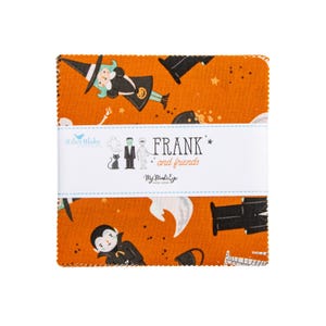 Op de afbeelding: Een stapel oranje stoffen vierkanten met een Halloween-thema. De stof bevat illustraties van een heks, vampier en andere personages. De stof is verpakt met een wit label met de tekst "FRANK and friends" en "Riley Blake Designs."