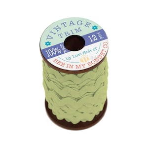 Lori Holt Vintage Trim Large Lettuce Wooden Spool, Cute Trim, Rick Rack Trim, 3/8&quot; Polyester Trim, 12 Yards, STVT-36049