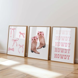 Conjunto de arte de pared con botas vaqueras y lazos "Howdy" de Pink Coquette, decoración chic campestre de moda, pósteres de estilo rústico glamuroso, conjunto de 3 láminas