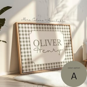 Może przedstawiać: Oprawiony wydruk na płótnie z imionami "Oliver Henry". Wydruk ma jasną drewnianą ramę i szaro-białą obwódkę w kratę gingham. U góry widnieje napis "More Colors Available". Opcja koloru A to stonowana zieleń.
