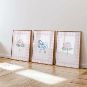 Juego de láminas para habitación infantil con hortensias rosas, lazo azul y fondo de cuadros vichy, decoración para habitación de niña, arte floral para pared.