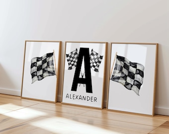 Puede incluir: Tres impresiones enmarcadas con un diseño de bandera de carreras a cuadros en blanco y negro. La impresión central presenta la letra "A" en negro con el nombre "ALEXANDER" debajo.