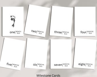 Puede incluir: Ocho tarjetas blancas con texto negro y un diseño de huella. Las tarjetas están numeradas del uno al ocho y cada tarjeta dice "meses". Las tarjetas están dispuestas en dos filas de cuatro. El texto en la parte inferior de la imagen dice "Tarjetas de hitos".