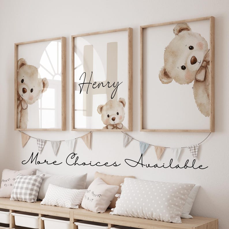 Puede incluir: Tres impresiones art&iacute;sticas enmarcadas para guarder&iacute;a con osos de peluche de acuarela y el nombre "Henry". Las impresiones tienen una paleta de colores neutros con una pancarta de peque&ntilde;as banderas debajo. El texto "More Choices Available" tambi&eacute;n es visible.