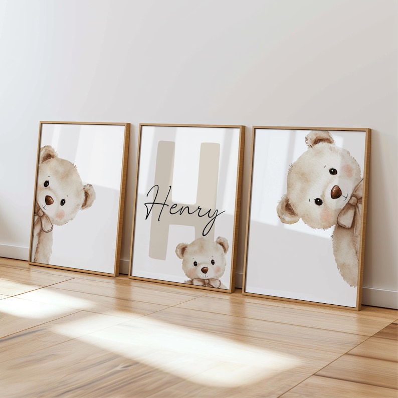 Puede incluir: Tres impresiones enmarcadas con un tema de guarder&iacute;a. Cada impresi&oacute;n presenta una ilustraci&oacute;n en acuarela de un oso de peluche. Una impresi&oacute;n tiene el nombre "Henry" en escritura cursiva. Las impresiones tienen una paleta de colores neutros con un marco de madera.