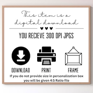K&ouml;nnte beinhalten: Eine Grafik f&uuml;r digitalen Download mit schwarzem Text auf wei&szlig;em Hintergrund. Der Text lautet "This item is a digital download" mit drei Herzen darunter. Der Text "YOU RECIEVE 300 DPI JPGS" befindet sich unter den Herzen. Unter dem Text befinden sich drei schwarze Symbole. Die Symbole stehen f&uuml;r Download, Druck und Rahmen. Unter den Symbolen befindet sich der Text "Wenn Sie keine Gr&ouml;&szlig;e in der Personalisierungsbox angeben, erhalten Sie eine Datei im Verh&auml;ltnis 4:5."