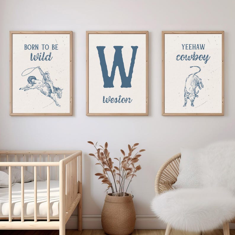 K&ouml;nnte beinhalten: Drei gerahmte Drucke mit Western-Motiv. Der erste Druck zeigt einen Cowboy, der ein wildes Pferd reitet, mit dem Text "Born to be wild". Der zweite Druck zeigt den Buchstaben "W" mit dem Namen "Weston" darunter. Der dritte Druck zeigt einen Stier mit dem Text "Yeehaw cowboy".