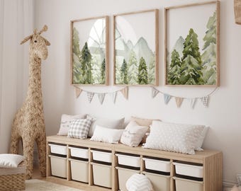 Op de afbeelding: Een houten opbergbank met zes witte opbergbakken. De bank is versierd met kussens en een knuffelgiraf. Drie ingelijste aquarellen van bomen en bergen hangen aan de muur boven de bank.