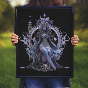 Puede incluir: Una impresi&oacute;n enmarcada de una ilustraci&oacute;n digital de una mujer con cabello largo azul que lleva una corona y un vestido plateado. Est&aacute; sentada en un trono con una balanza y un bast&oacute;n. El fondo es negro con un dise&ntilde;o morado y plateado.