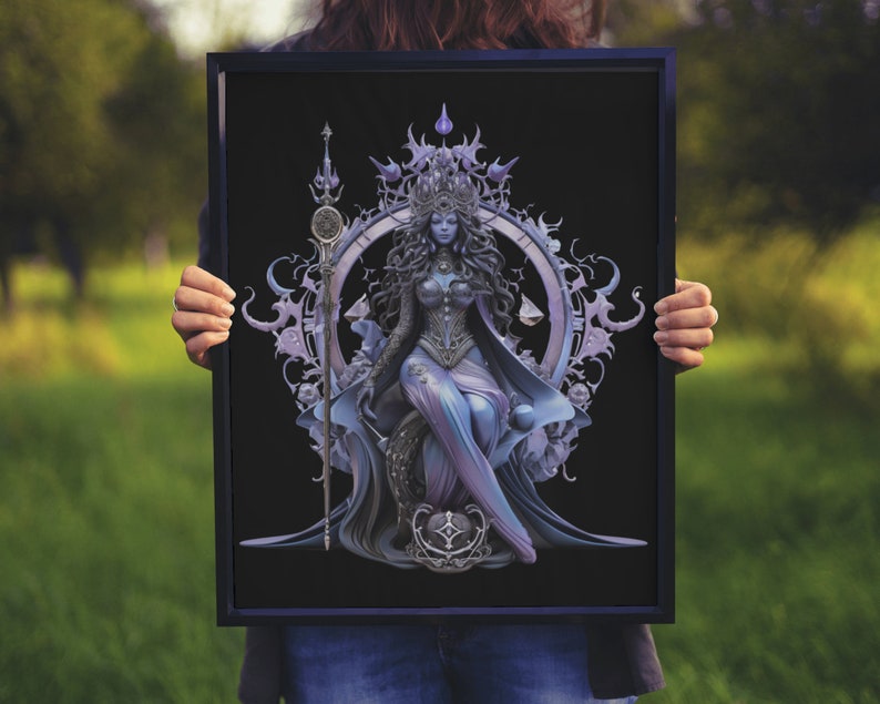 Puede incluir: Una impresi&oacute;n enmarcada de una ilustraci&oacute;n digital de una mujer con cabello largo azul que lleva una corona y un vestido plateado. Est&aacute; sentada en un trono con una balanza y un bast&oacute;n. El fondo es negro con un dise&ntilde;o morado y plateado.