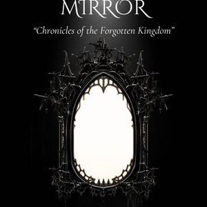 K&ouml;nnte beinhalten: Ein schwarzer und wei&szlig;er Buchumschlag mit dem Titel "THE WHISPERING MIRROR" und dem Untertitel "Chronicles of the Forgotten Kingdom". Das Cover zeigt einen verzierten, schwarzen, gotischen Spiegel mit wei&szlig;em Hintergrund.