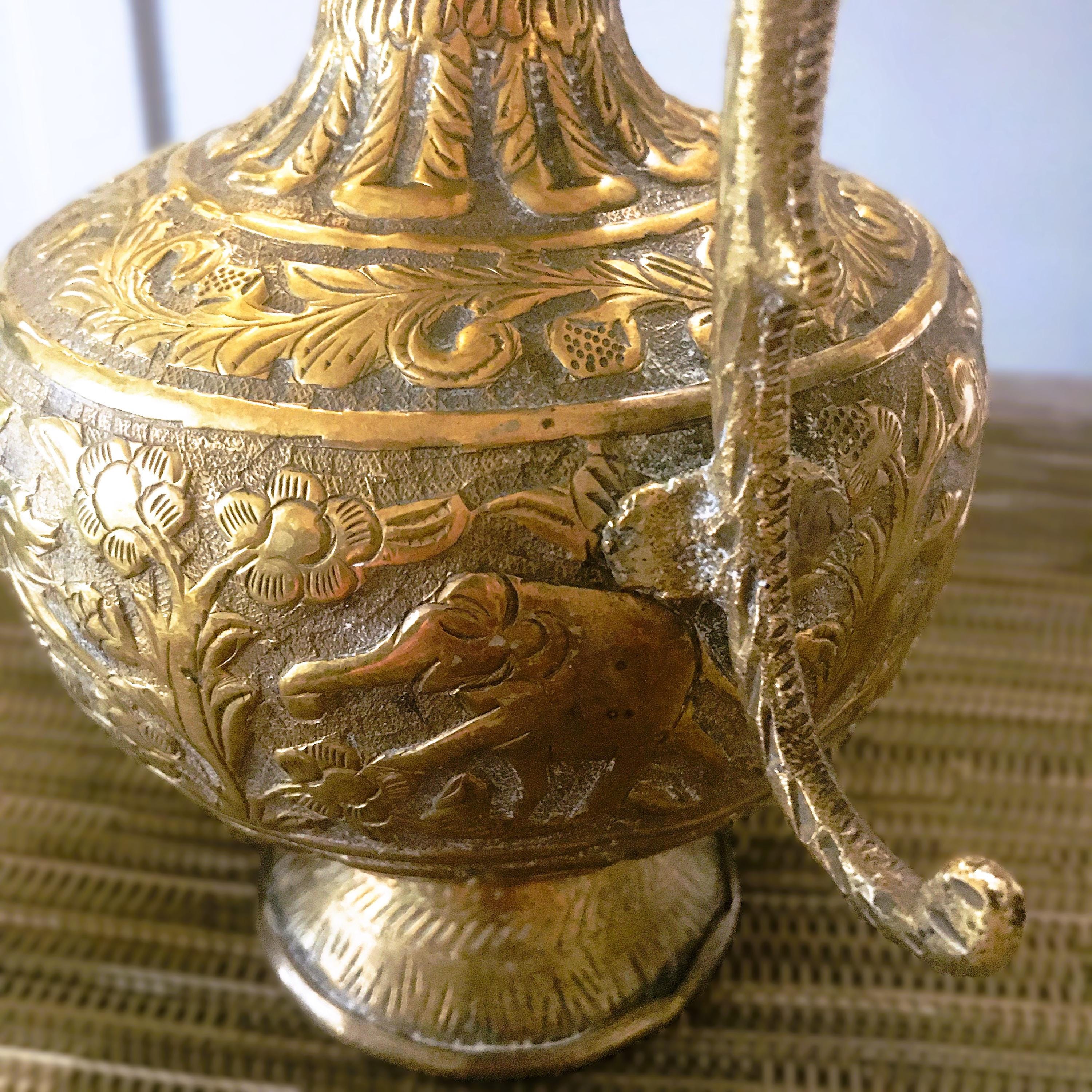 アンティーク真鍮の水差しピッチャーカラフェ、蛇の柄付き。珍しい