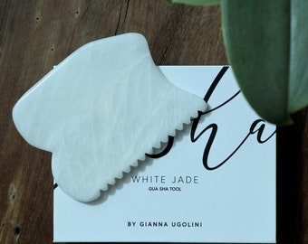 Witte Jade GuaSha door Gianna Ugolini