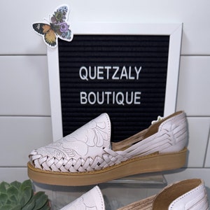 Huaraches ROSEMARY: Damenleder Rose Stamped Flat Huaraches (Mexikanische Sandalen)