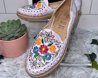 SOPHIA : Frauen-Weiß-Leder-flache Huaraches mit gestickten Blumen (MEXIKANISCHE SANDALEN)