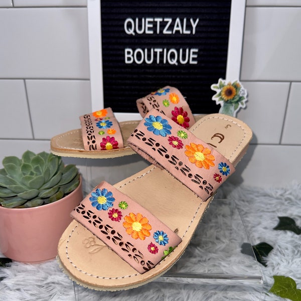 Huaraches MICAELA : Damen Doppelriemen bestickte hellrosa Huaraches (MEXIKANISCHE SANDALEN)