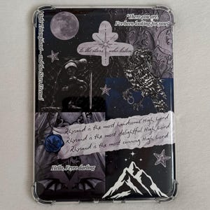 Peut inclure: Coque de téléphone transparente avec un motif de collage. Il présente une lune, des étoiles, un hibou et des illustrations de montagnes. Le texte comprend "Night Triumphant - and the Stars Eternal" et "Rhysand is the most handsome High Lord".