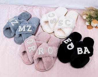 Bruids mevrouw bruiloft slippers, aangepaste mevrouw pluizige slippers met parels letters, bruids douche geschenken, cadeaus voor haar, bruids slippers, vrijgezellenfeest