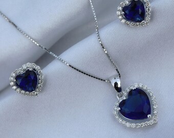 Orecchini a bottone e pendente a forma di cuore - Gioielli in oro 18k con diamanti per un look elegante
