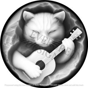 Puede incluir: Ilustración en blanco y negro de un gato tocando un ukelele. El gato está dentro de un círculo con un fondo de rayos. El texto "EVERGREEN DESIGN" es visible. El gato y el ukelele son claros.