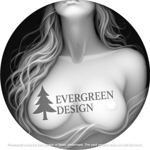 Può includere: Illustrazione in scala di grigi della parte superiore del corpo di una persona, con lunghi capelli fluenti e la scritta "EVERGREEN DESIGN". È presente anche una grafica stilizzata di un albero sempreverde. L'immagine è circolare.
