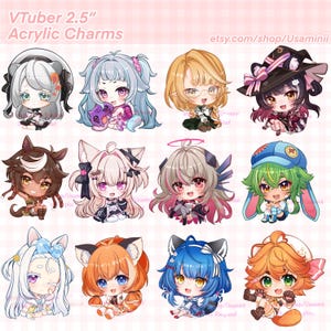 Può includere: Una collezione di dodici ciondoli in acrilico in stile chibi che raffigurano vari personaggi ispirati agli anime con diversi colori di capelli, abiti e accessori. Il testo "VTuber 2.5" Acrylic Charms" e "etsy.com/shop/Usaminii" è stampato sullo sfondo.