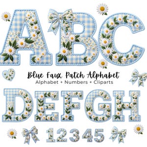 Alfabeto azul bordado con margaritas azules en formato PNG, letras de patchwork acolchadas en imitación, alfabeto básico de abuela estilo preppy para sublimación y diseños DIY.