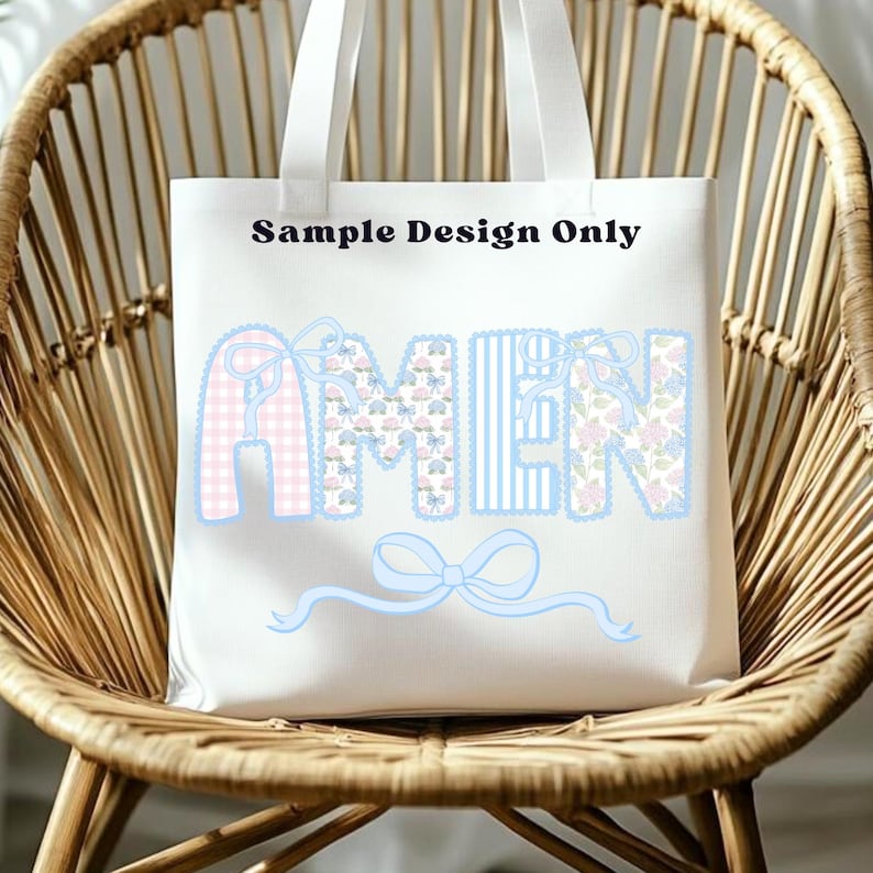 K&ouml;nnte beinhalten: Wei&szlig;e Tragetasche mit dem Wort "AMEN" in Pastellfarben und -mustern. Die Buchstaben sind mit Vichy-Karo, floralen und gestreiften Designs verziert, mit einer hellblauen Schleife unten. Der Text "Sample Design Only" steht oben.