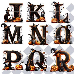 Op de afbeelding: Zwarte en oranje Halloween-alfabetletters J, K, L, M, N, O, P, Q en R. Elke letter heeft een heksenhoed, pompoenen, zwarte katten en spinnenwebben. De letters hebben een glittertextuur en staan tegen een grijs-wit ruitpatroon.