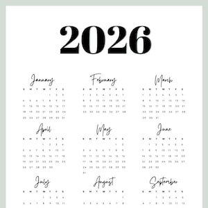 Op de afbeelding: Een minimalistische kalender voor 2026 met een lichtgroene achtergrond. Het jaar "2026" staat vetgedrukt in zwarte letters bovenaan. De maanden worden weergegeven in een eenvoudige lay-out met dagen en data.