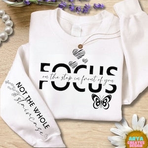 Focus op de stap Svg Png, niet de hele trap Svg, motiverende mouw Shirt Design Svg, positieve citaten dagelijkse bevestigingen Svg png