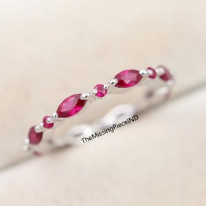 Jonc éternité en or blanc 14 carats : bague simulée marquise et rubis rond